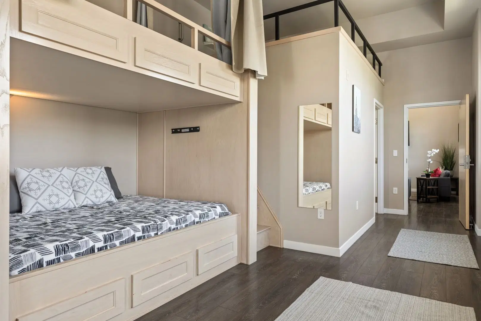 630 West 28th Street, Los Angeles – 2 Bedroom 2 Bathroom Apartment