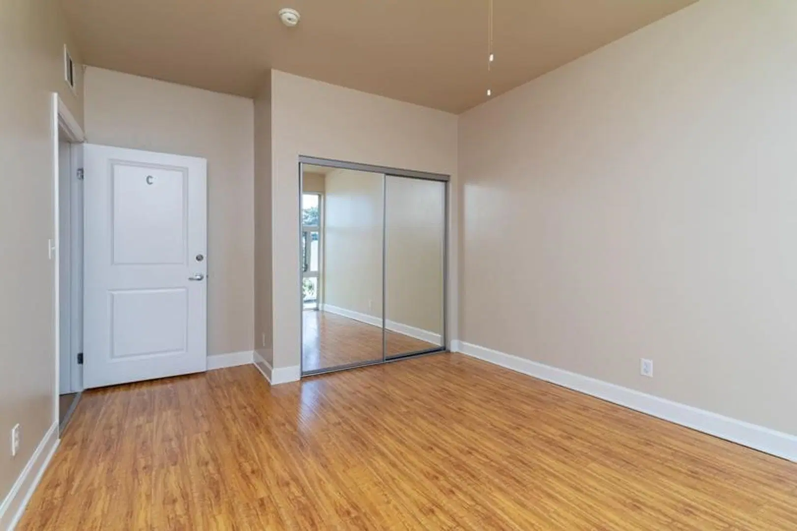 1241 West 37th Place, Los Angeles – 3 Bedroom 2 Bathroom Apartment